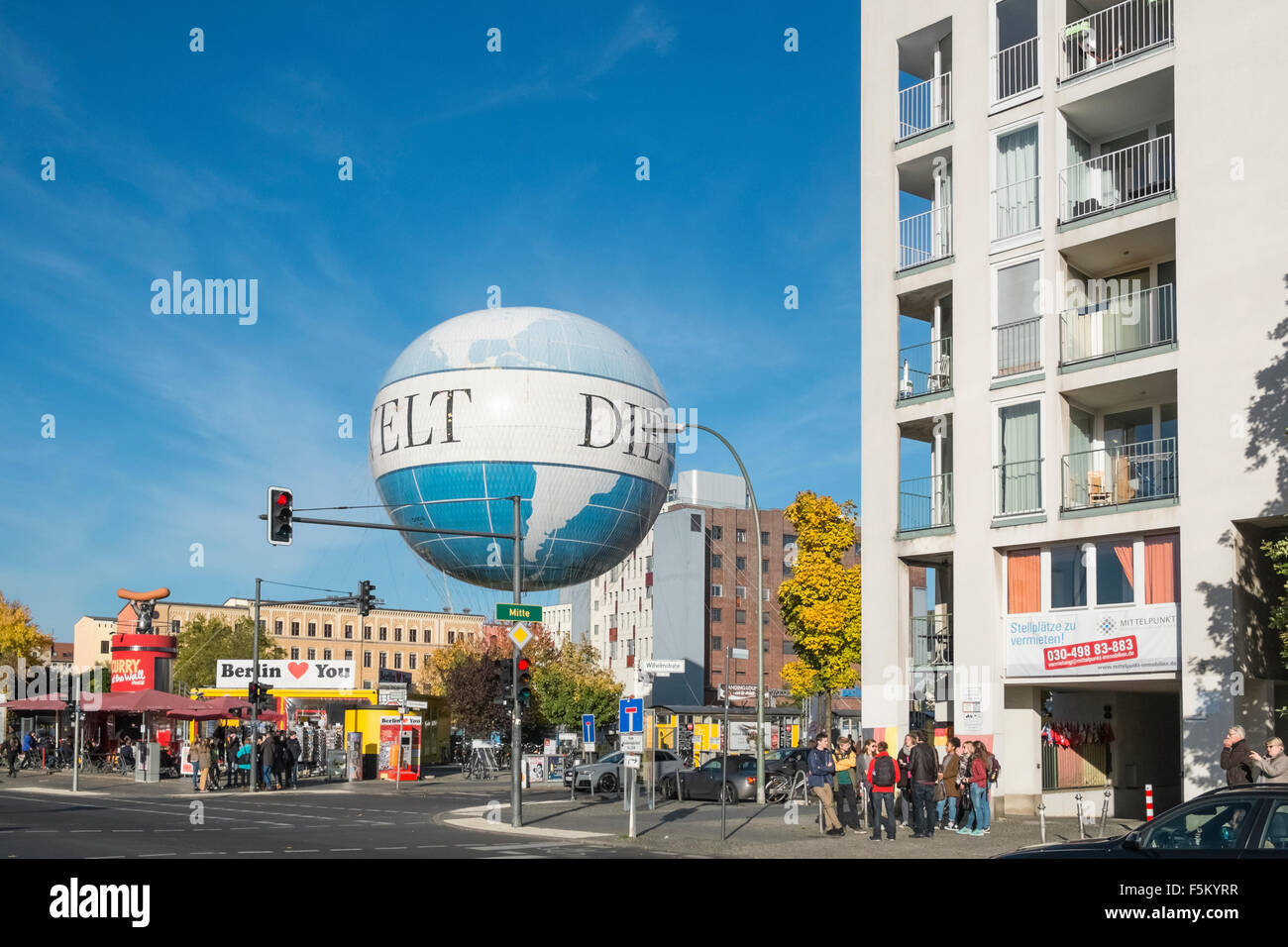 Der Air Service Berlin Hi-Flyer-Helium-Ballon, die Touristen bis zu 150 Meter hoch für Ansichten über Deutschlands Hauptstadt. Stockfoto