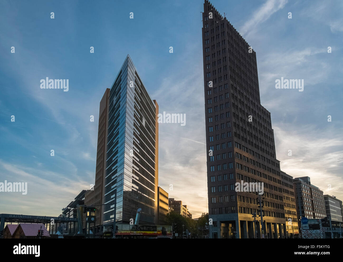 Moderne Architektur der PWC undf Kollhoff-Tower Gebäude, Potsdamer Platz, Mitte, Berlin, Deutschland. Stockfoto