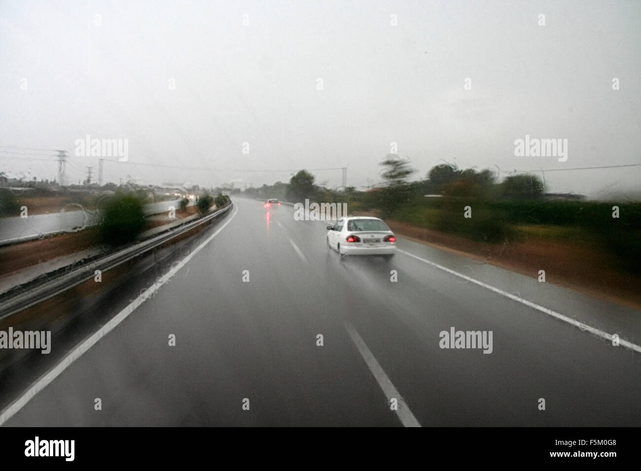 Schwere Lkw fahren bei schlechtem Wetter über die Autobahn. Langsame Schuss Stockfoto