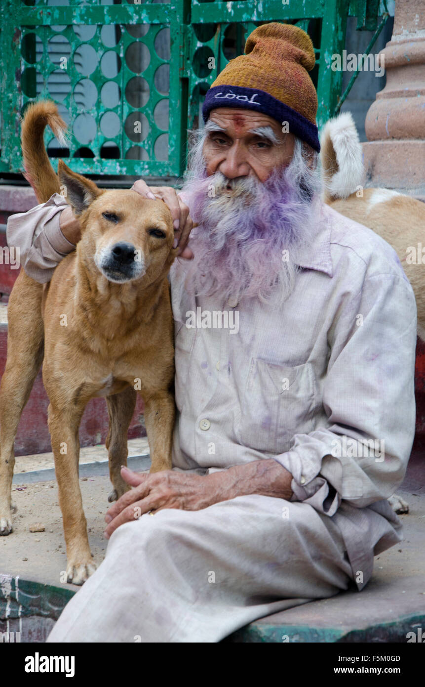 Alter Mann mit Hund, Jodhpur, Rajasthan, Indien, Asien Stockfoto