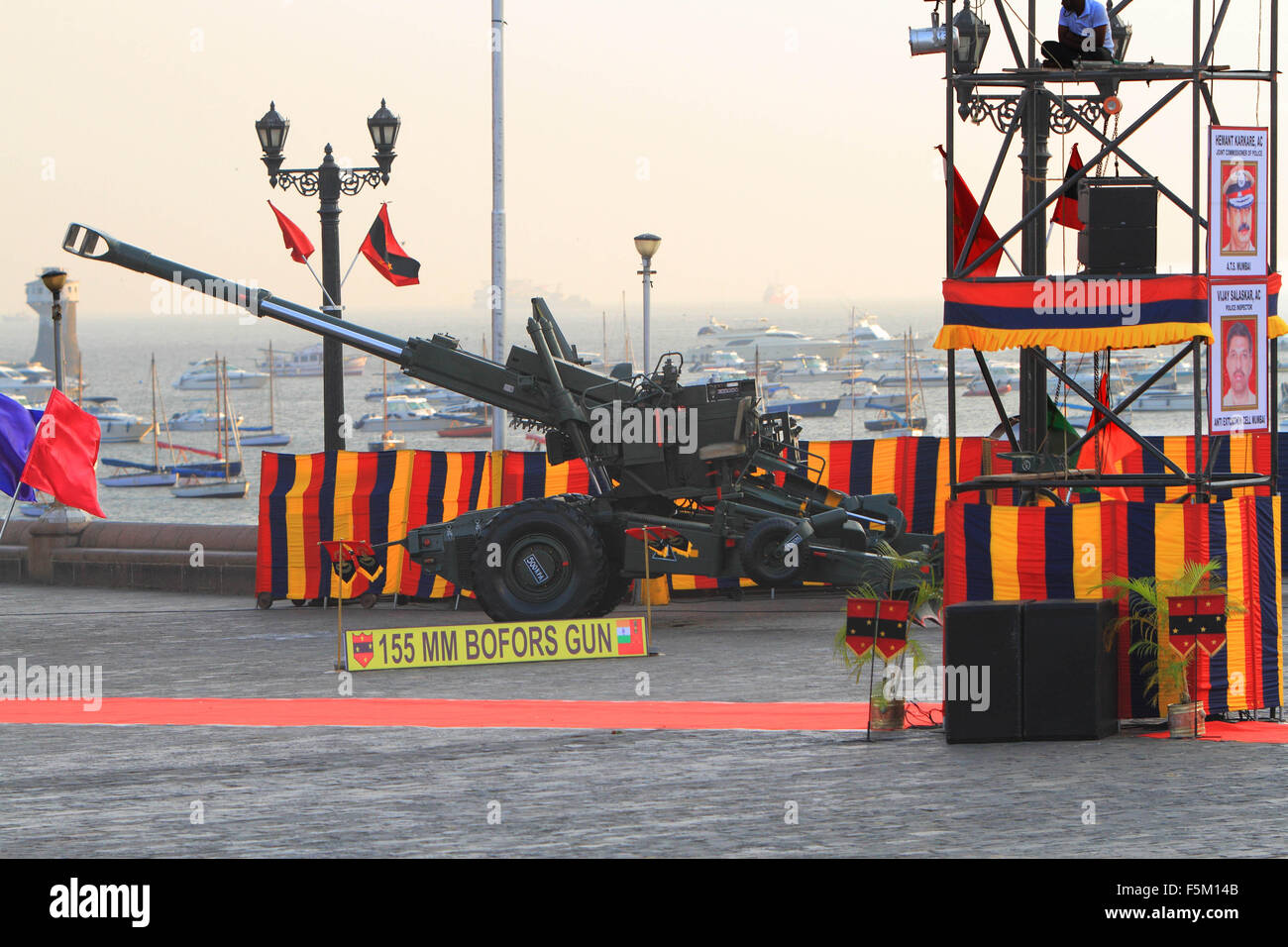 155 mm Bofors-Geschütz im Gateway of India, Mumbai, Maharashtra, Indien, Asien Stockfoto