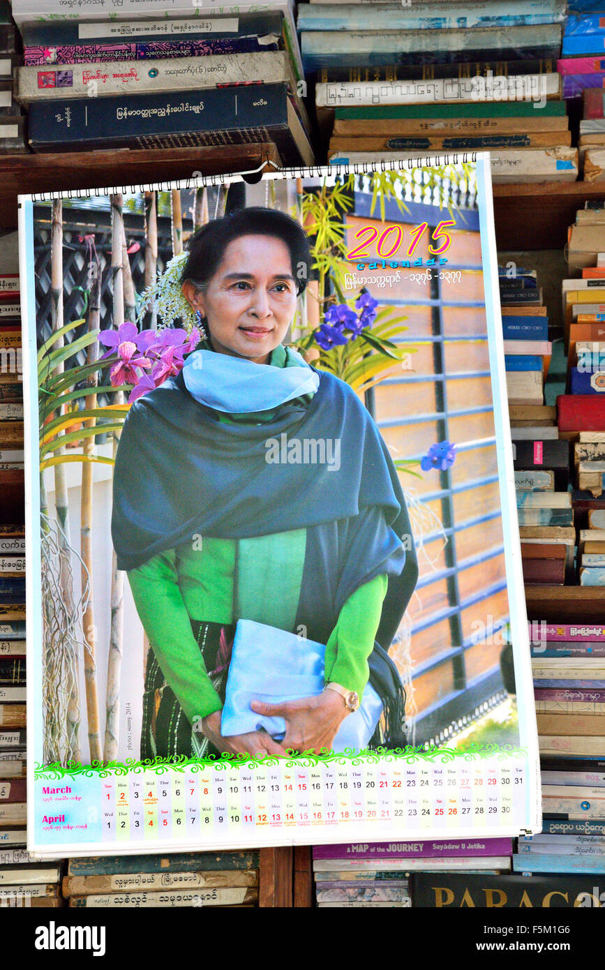 Kalender 2015 "The Lady" der Nation des demokratischen Ikone und Führer der Nationalliga für Demokratie. Aung San Suu Kyi, auf Verkauf in einer Buchhandlung auf den Straßen von Yangon (Rangoon) Myanmar (ehemals Burma) gesehen. Stockfoto