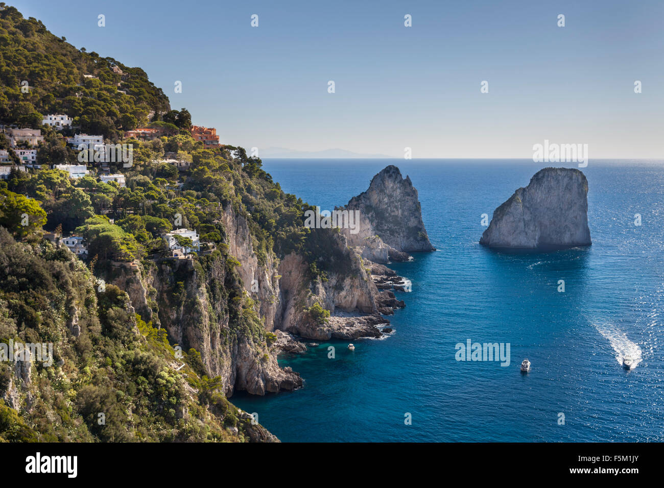 Faraglioni Felsformationen an der Südküste der Insel Capri, Italien Stockfoto