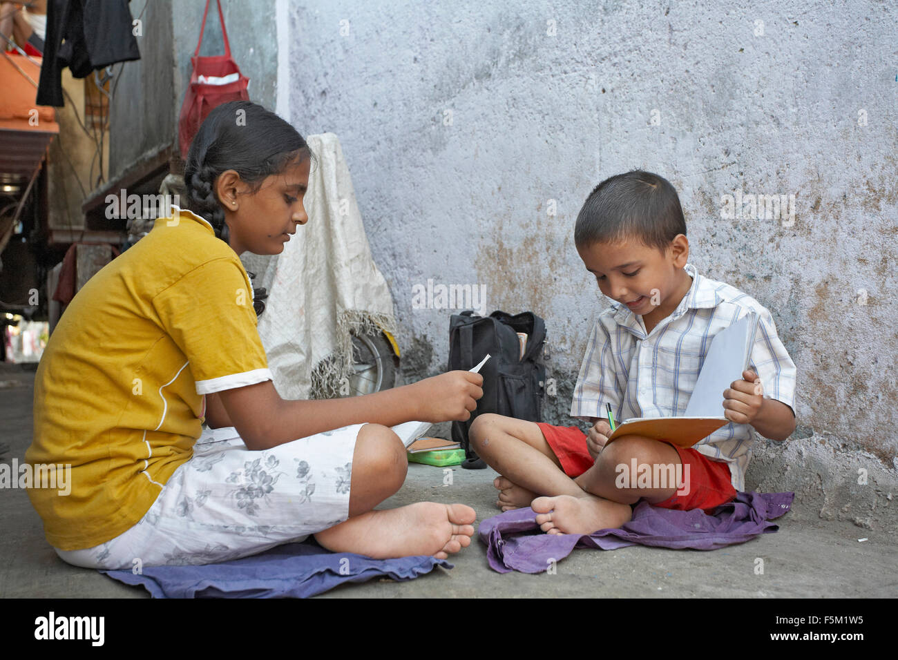 Kinder studieren in beengten Freifläche, Mumbai, Maharashtra, Indien, Asien Stockfoto