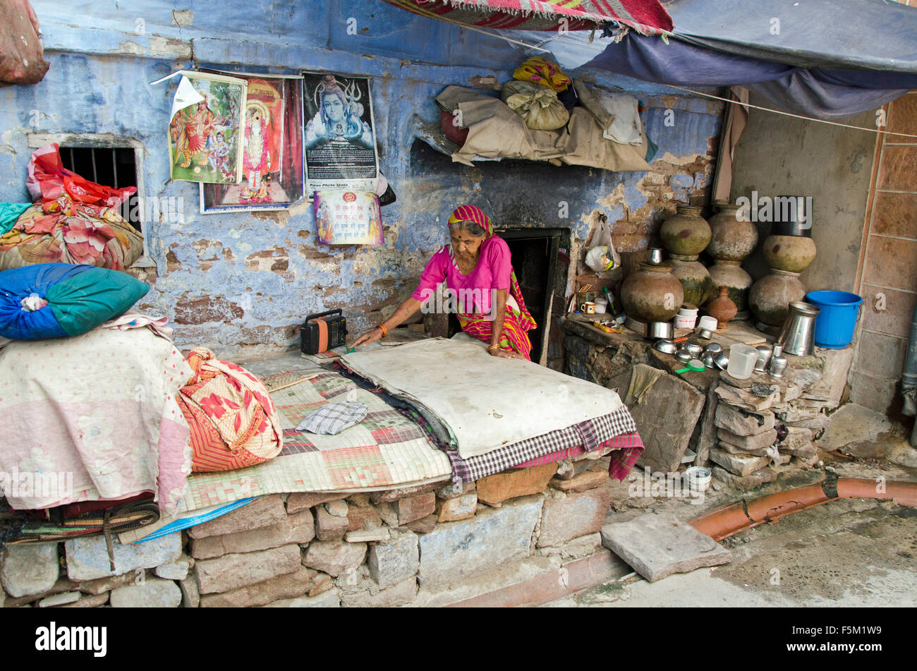 Frau mit zerstreuten Gepäck, Jodhpur, Rajasthan, Indien, Asien Stockfoto