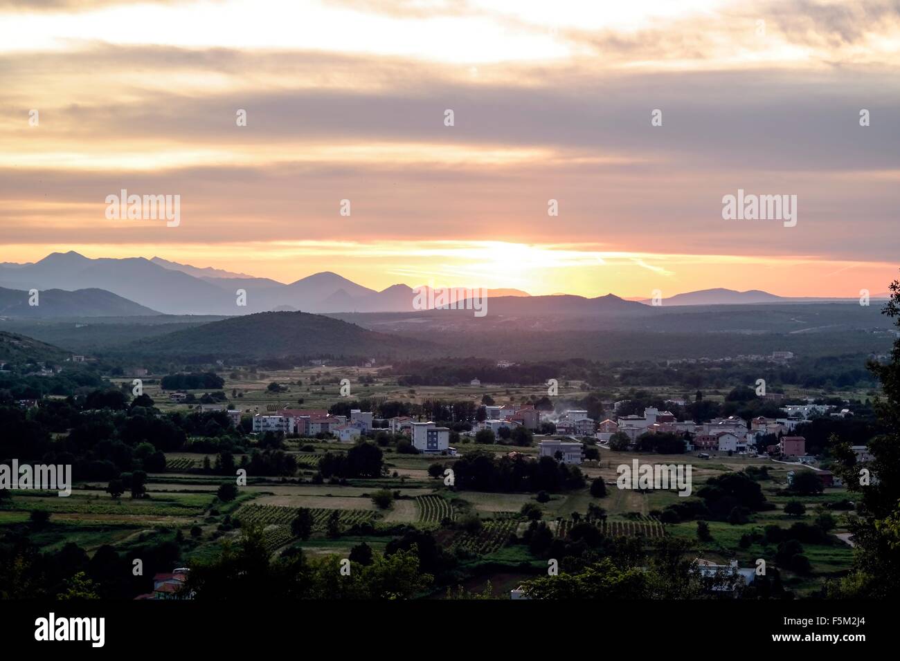 Sonnenuntergang über Medjugorje und bosnischen Bergen. Stockfoto