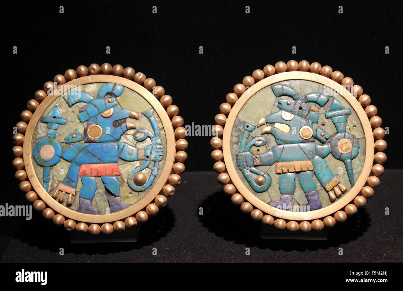 Gold Ohr Ornamenten verziert mit Türkis, Sodalith und Shell - Moche, fluoreszierende Epoche 1 AD - 800 n. Chr. Stockfoto