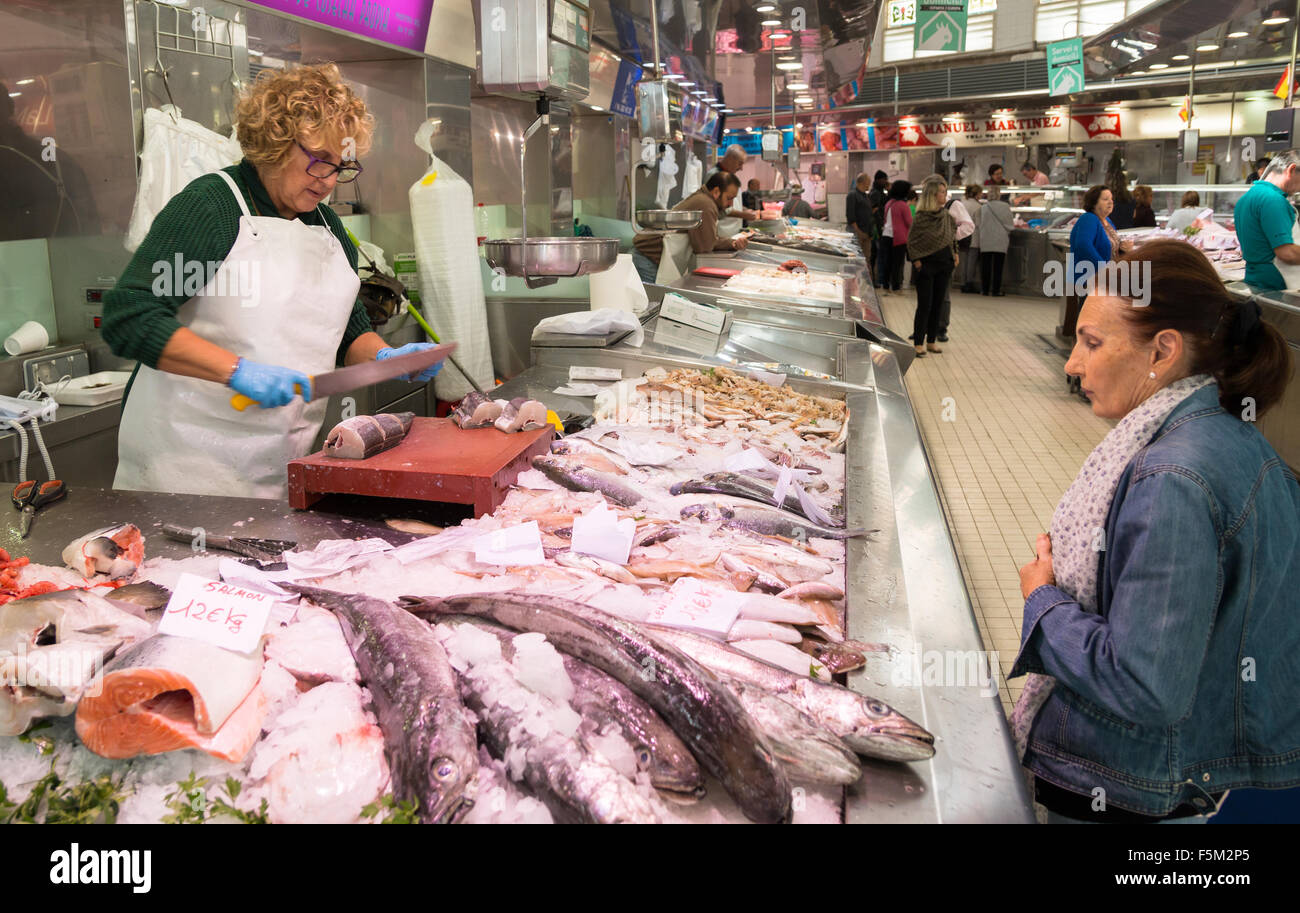 Valencia, Spanien - 21. Oktober 2015: Einer der vielen Fische steht in der Central Market (Mercat Central). Der Verkäufer ist schneiden bis Stockfoto