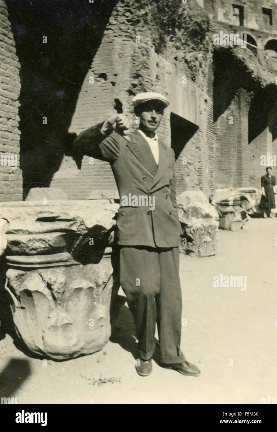 Ein Mann in das Kolosseum, Rom, Italien Stockfoto