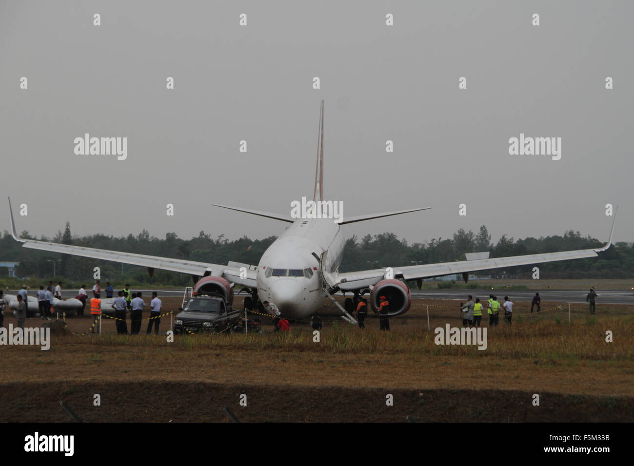 Yogyakarta, Indonesien. 6. November 2015. Diese Offiziere wurden in enge Batik Air Flugzeug mit Flug Nummer ID6380 Strecke Jakarta, Yogyakarta, die bei der Landung am Flughafen Adisucipto in Yogyakarta, Indonesien, Freitag, 6. November 2015 rutschte. Nach Flughafen Beamten geschieht dies aufgrund von starken Regenfällen und Landebahn zum ersten Mal in dieser Trockenzeit. Berichtet, dass alle Passagiere belief sich auf 161 Menschen überlebten. 6. November 2015. Bildnachweis: Slamet Riyadi/ZUMA Draht/Alamy Live-Nachrichten Stockfoto