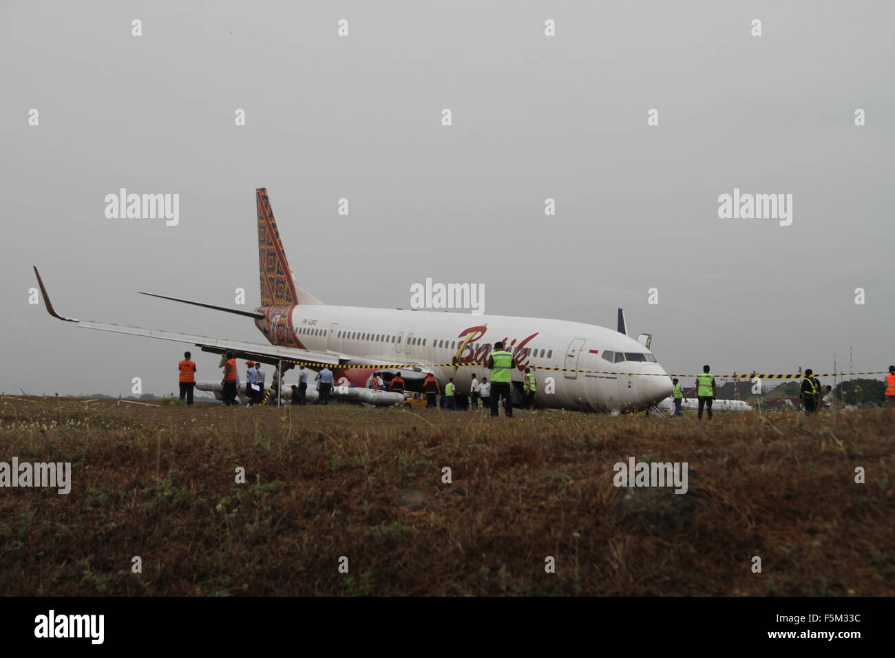 Yogyakarta, Indonesien. 6. November 2015. Diese Offiziere wurden in enge Batik Air Flugzeug mit Flug Nummer ID6380 Strecke Jakarta, Yogyakarta, die bei der Landung am Flughafen Adisucipto in Yogyakarta, Indonesien, Freitag, 6. November 2015 rutschte. Nach Flughafen Beamten geschieht dies aufgrund von starken Regenfällen und Landebahn zum ersten Mal in dieser Trockenzeit. Berichtet, dass alle Passagiere belief sich auf 161 Menschen überlebten. 6. November 2015. Bildnachweis: Slamet Riyadi/ZUMA Draht/Alamy Live-Nachrichten Stockfoto
