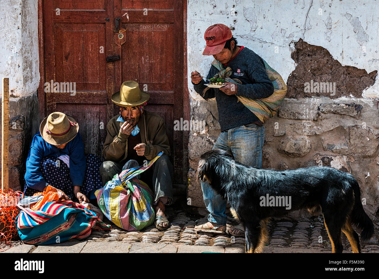 Pisac, Peru - Dezember 2013: Einheimische Essen auf der Straße auf einem Markt in der Stadt von Pisac, im Heiligen Tal. Stockfoto