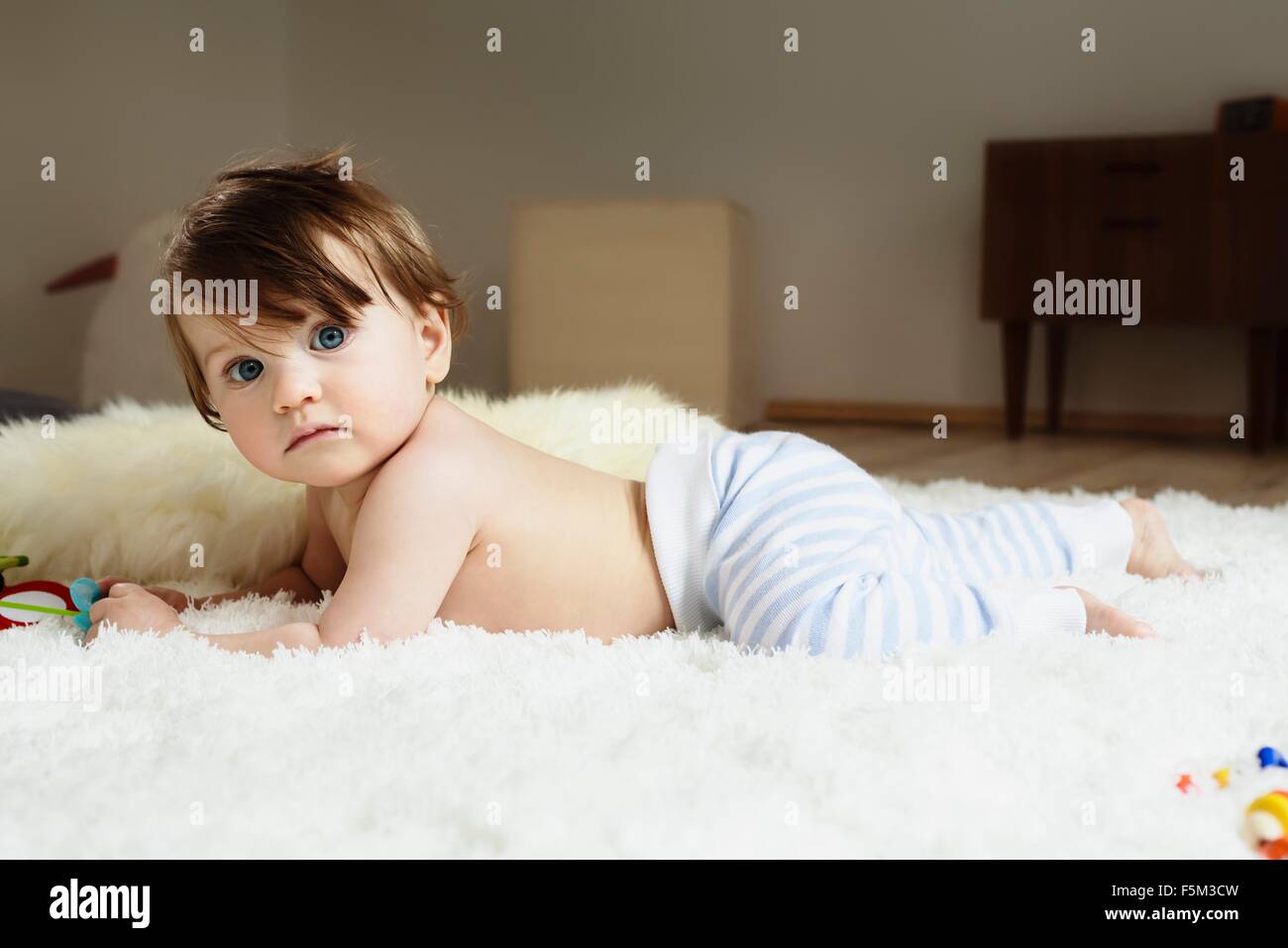 Portrait eines Babyjungen, liegend auf Vorderseite Stockfoto