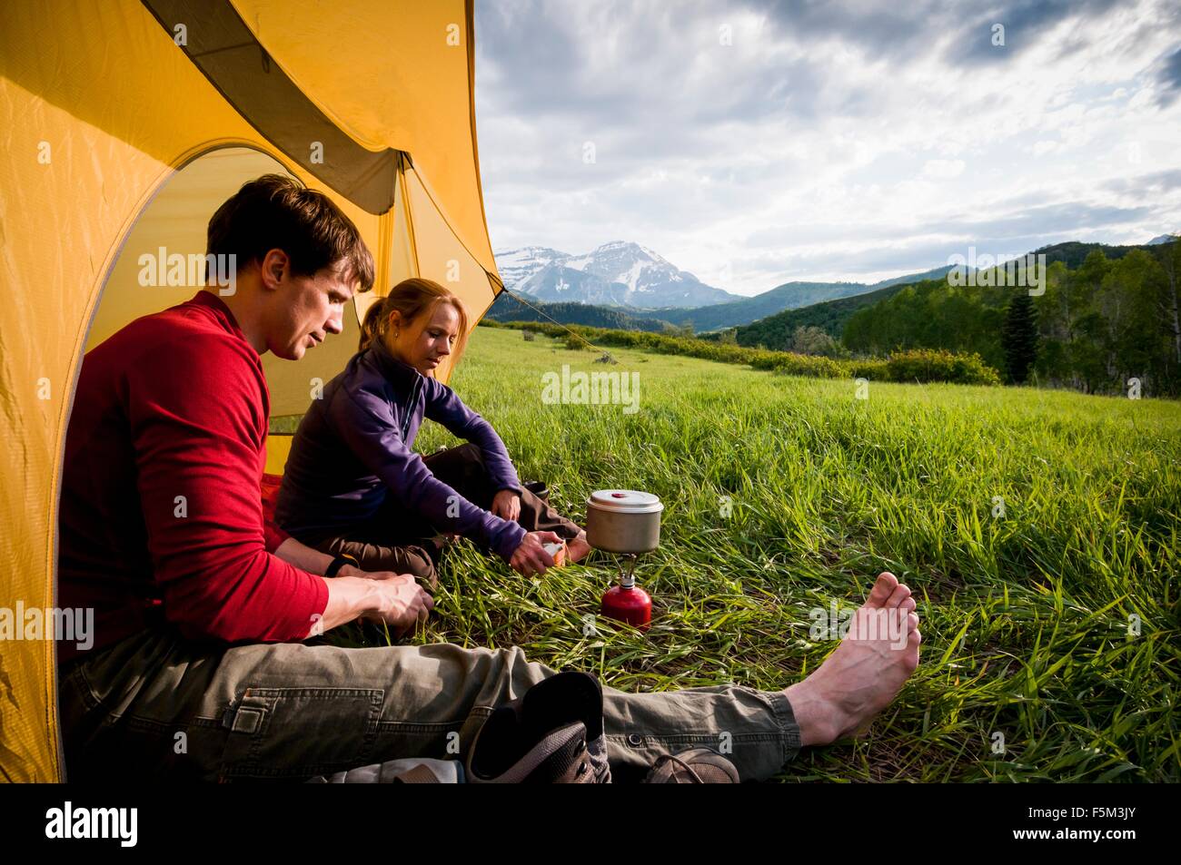 Camper auf backpacking Reise hängen, Uinta National Forest, Wasatch Mountains, Utah, USA Stockfoto