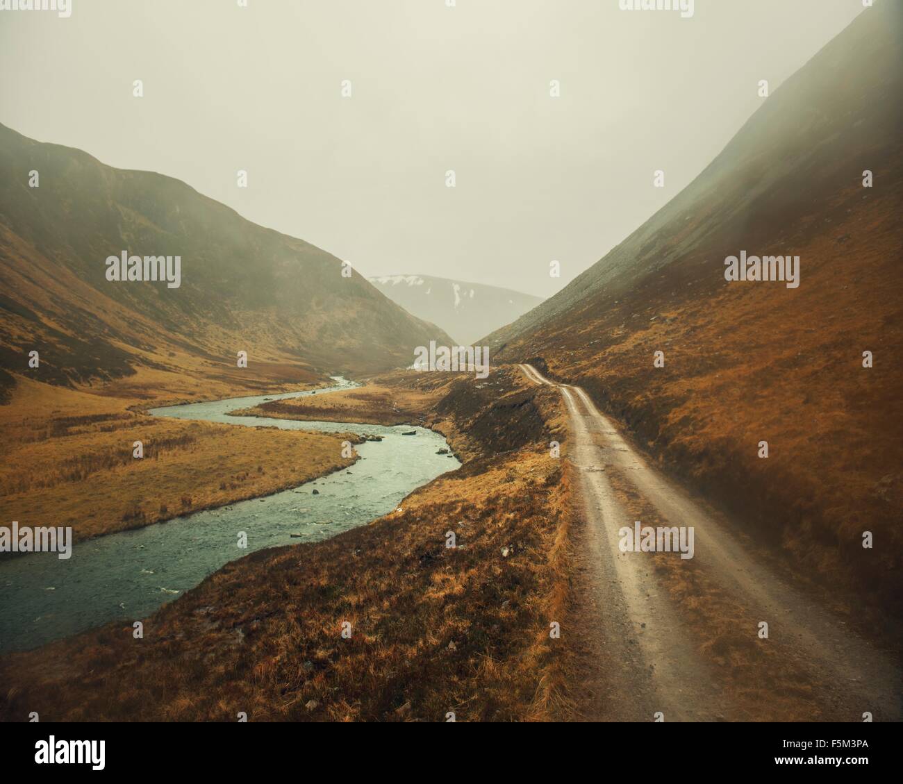 Bergtal und Dirt-Track im Nebel, Sutherland, Schottland Stockfoto