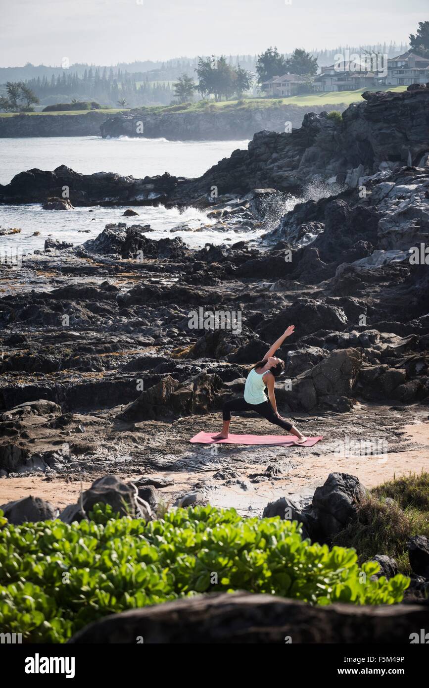 Frau üben Krieger-Pose am Strand, Hawea Punkt, Maui, Hawaii, USA Stockfoto