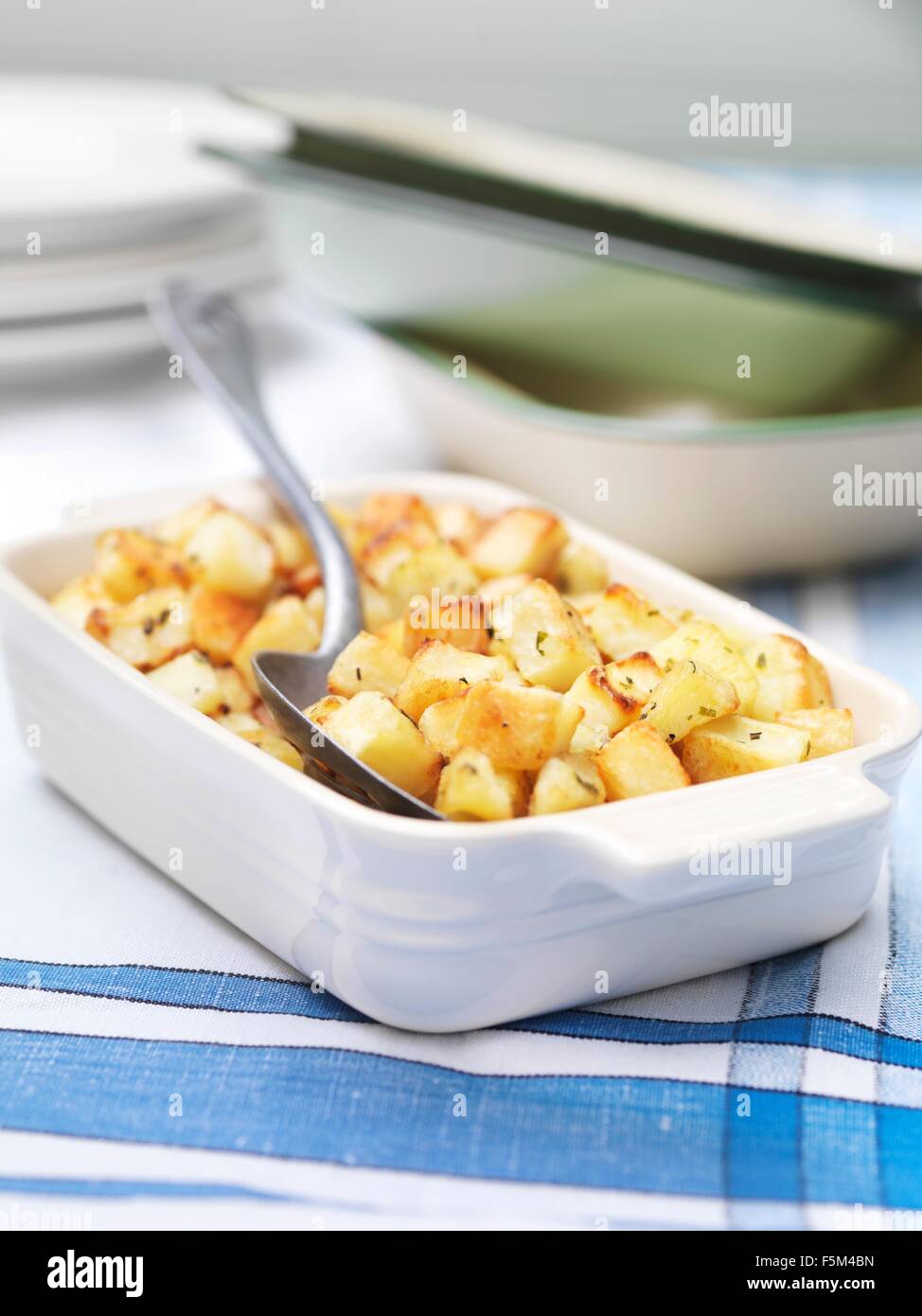Gericht von Parmentier Kartoffeln auf Vintage Tischdecke Stockfoto
