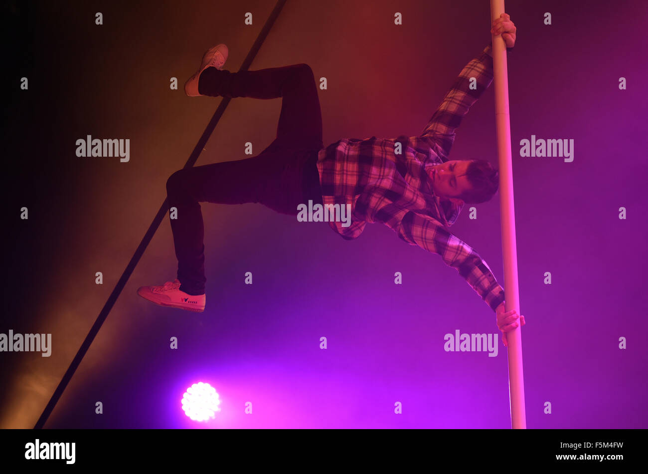 Düsseldorf, Deutschland. 5. November 2015. Artiste Max Loos führt an der Roncalli Apollo Varietè während der Presse-Preview der Show "Viva Las Vegas" in Düsseldorf, Deutschland, 5. November 2015. Die Show läuft noch bis 17. Januar 2016. Foto: Horst Ossinger, Dpa/Alamy Live-Nachrichten Stockfoto