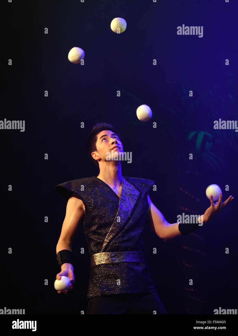 Düsseldorf, Deutschland. 5. November 2015. Artistin Ty Tojo führt an der Roncalli Apollo Varietè während der Presse-Preview der Show "Viva Las Vegas" in Düsseldorf, Deutschland, 5. November 2015. Die Show läuft noch bis 17. Januar 2016. Foto: Horst Ossinger, Dpa/Alamy Live-Nachrichten Stockfoto