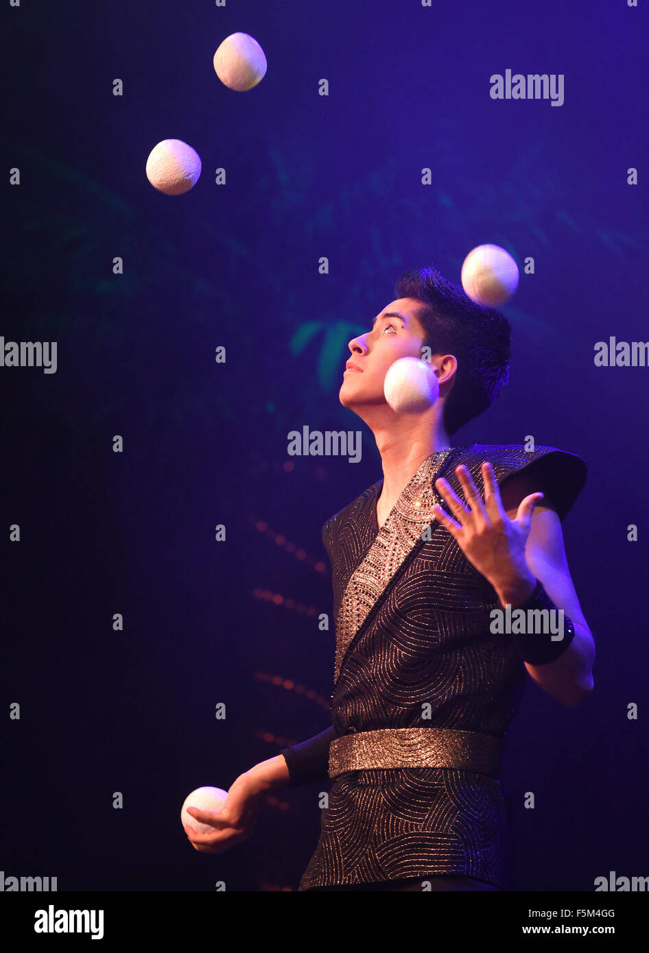 Düsseldorf, Deutschland. 5. November 2015. Artistin Ty Tojo führt an der Roncalli Apollo Varietè während der Presse-Preview der Show "Viva Las Vegas" in Düsseldorf, Deutschland, 5. November 2015. Die Show läuft noch bis 17. Januar 2016. Foto: Horst Ossinger, Dpa/Alamy Live-Nachrichten Stockfoto