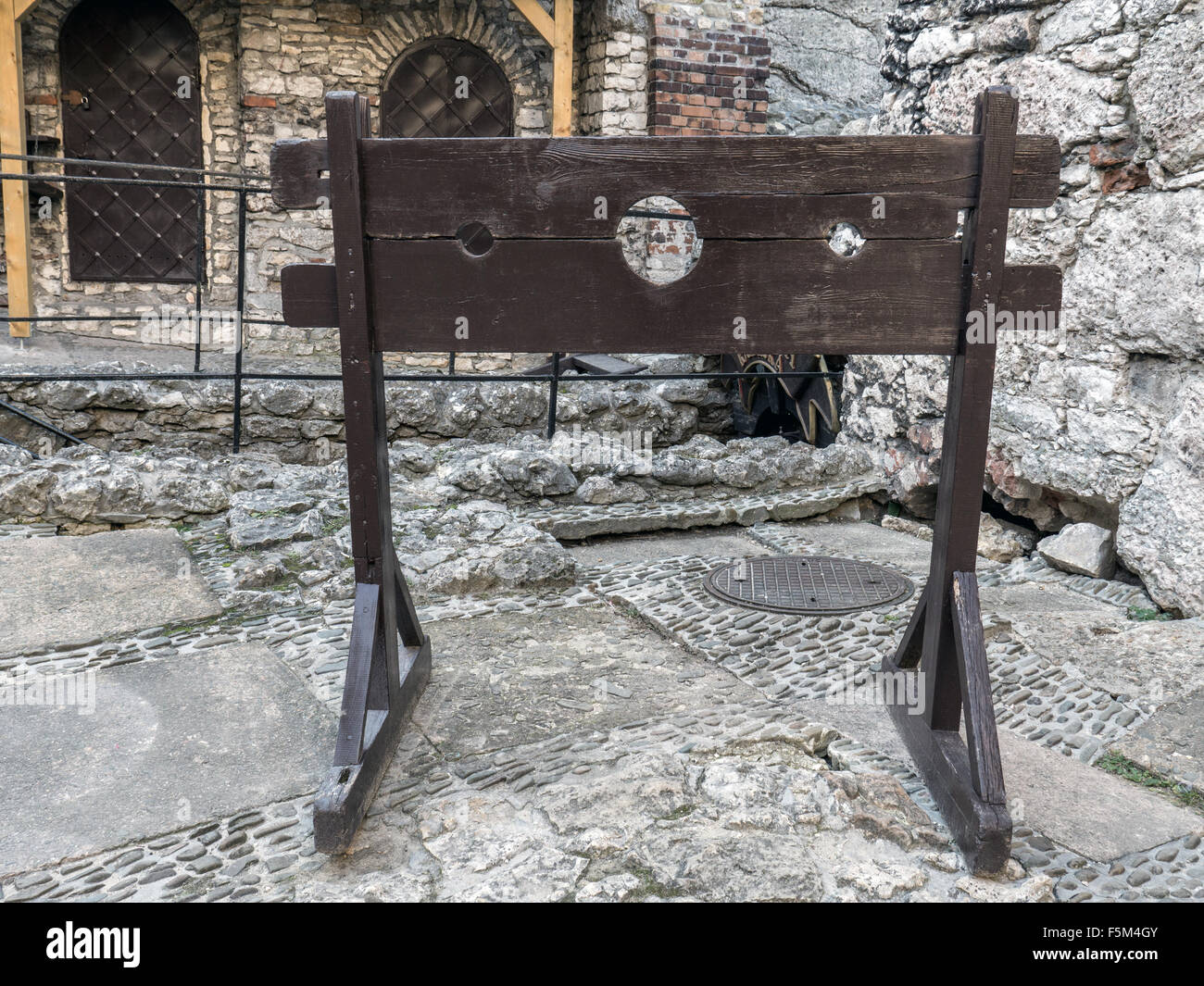 Hölzerne mittelalterlichen Pranger auf dem Burghof Stockfoto