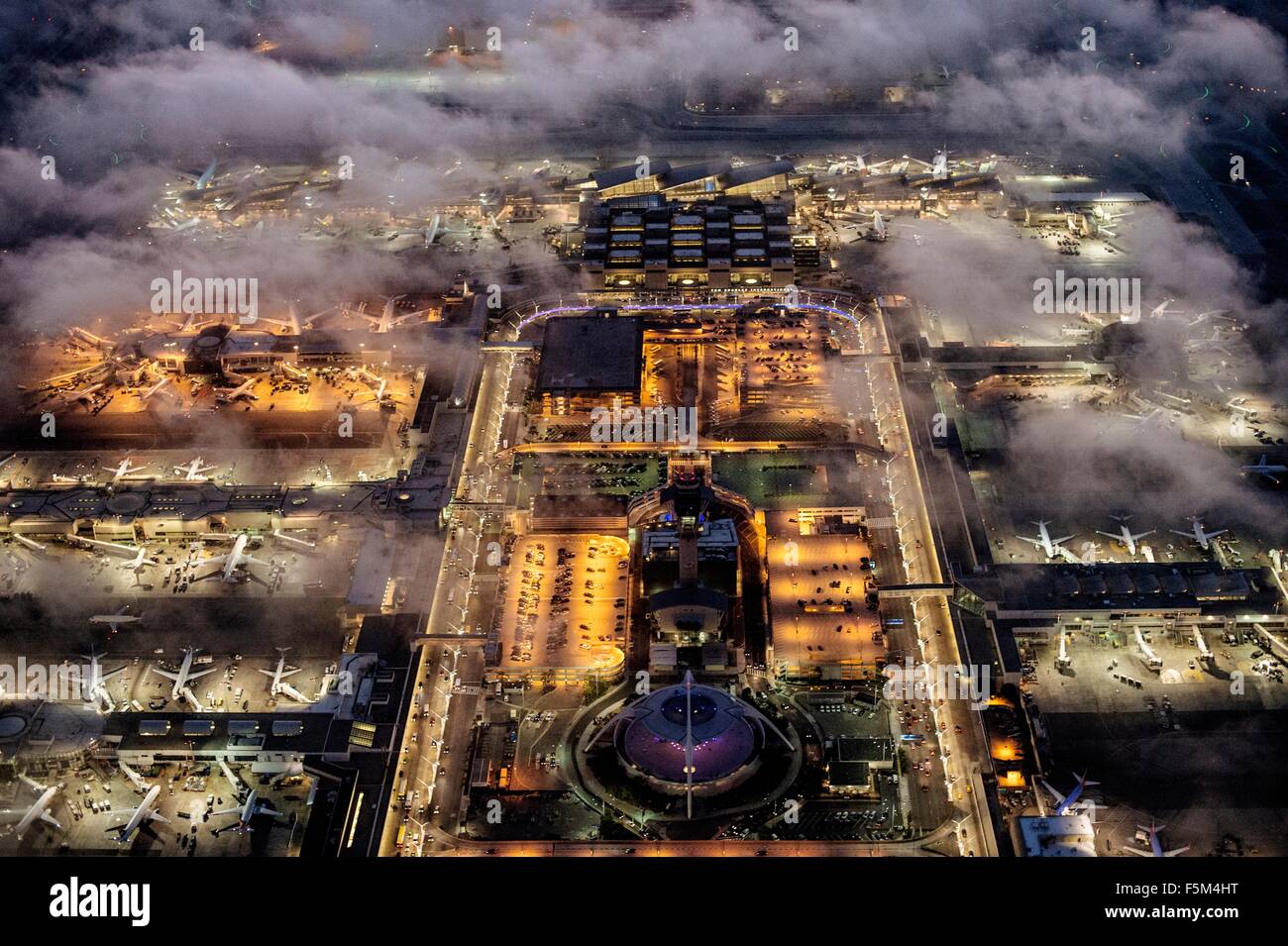 Erhöhte Ansicht des Flughafens beleuchtet in der Nacht, Los Angeles, Kalifornien, USA Stockfoto