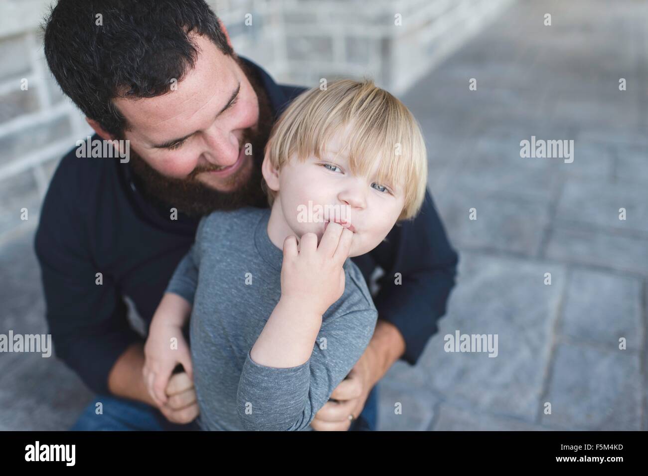 Vater und Sohn, lachen, draußen Stockfoto