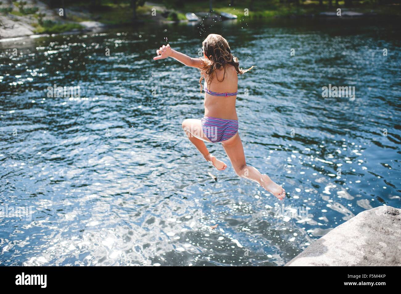 Mädchen im Bikini springen ins Wasser, Kings Lake, Ontario, Kanada Stockfoto