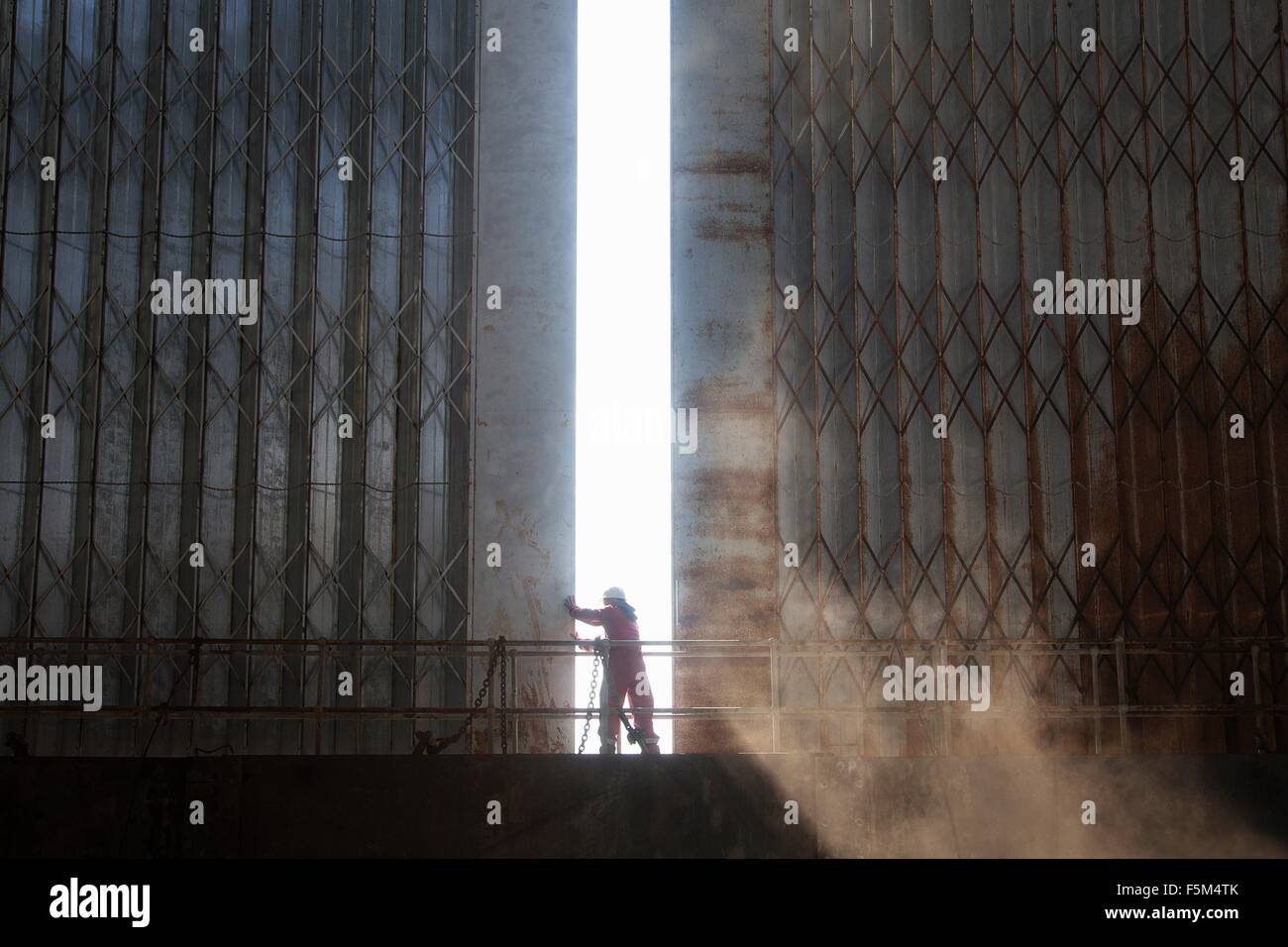 Silhouette Arbeiter Werft Eröffnung im morgendlichen Sonnenlicht Stockfoto