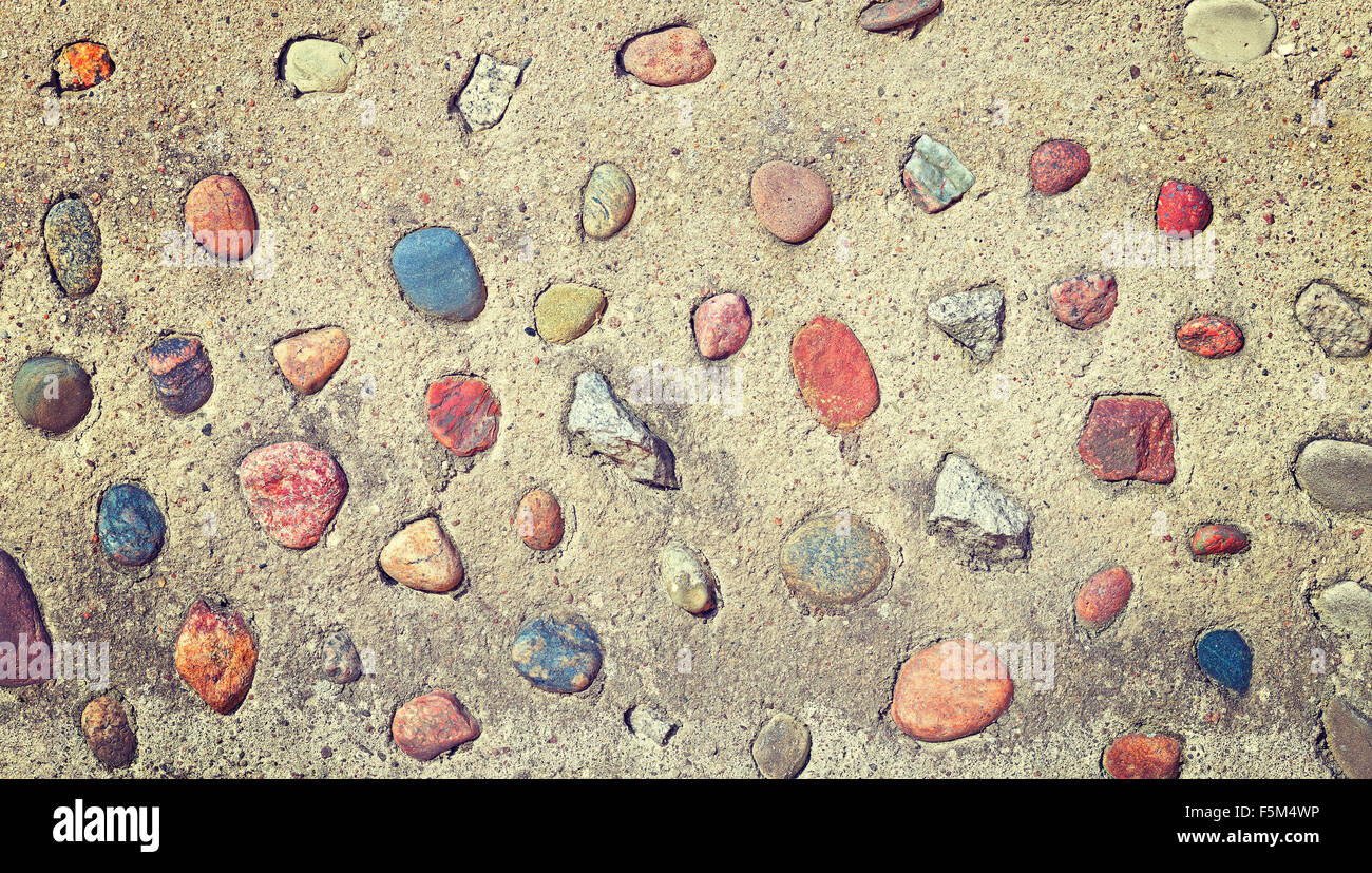 Echten Steinen in Betonmauer, natürliche abstrakten Hintergrund oder Textur. Stockfoto