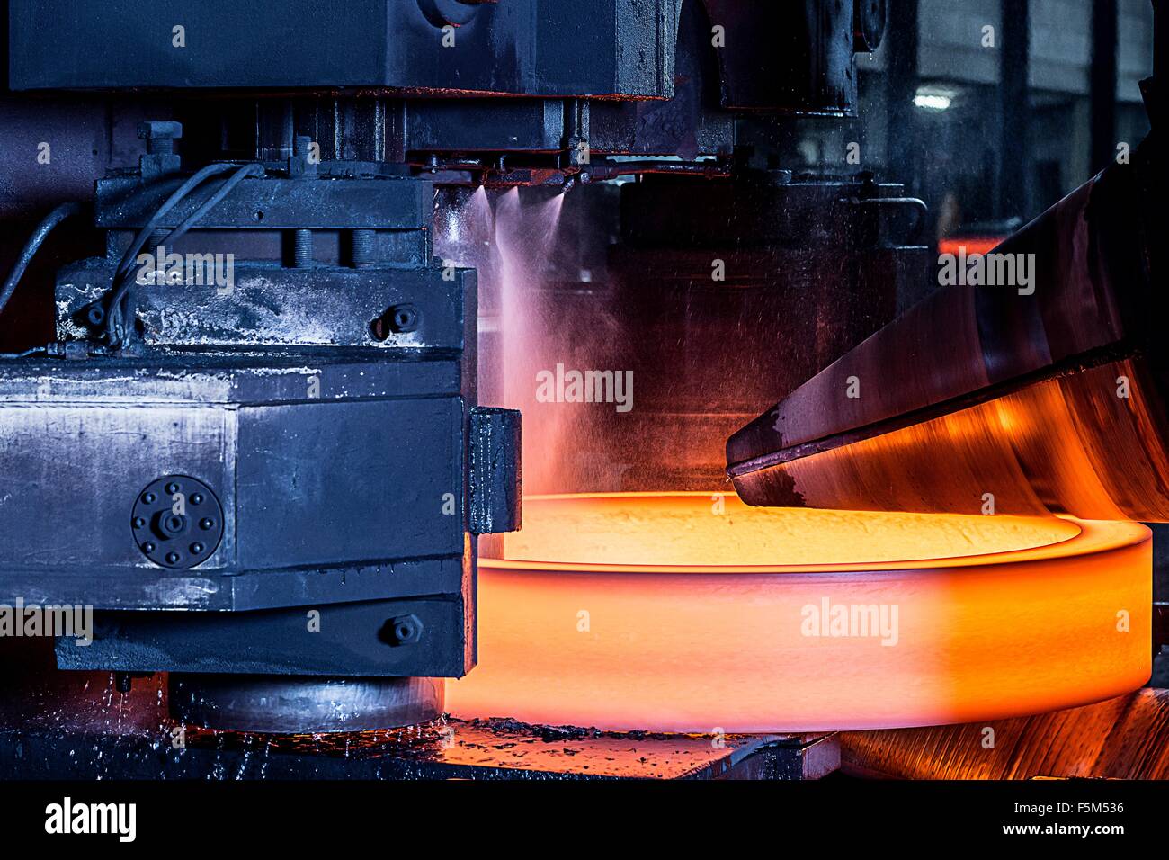 Nahaufnahme des verarbeitenden Maschine Gestaltung rote heiße Stahlring in Gießerei Stockfoto