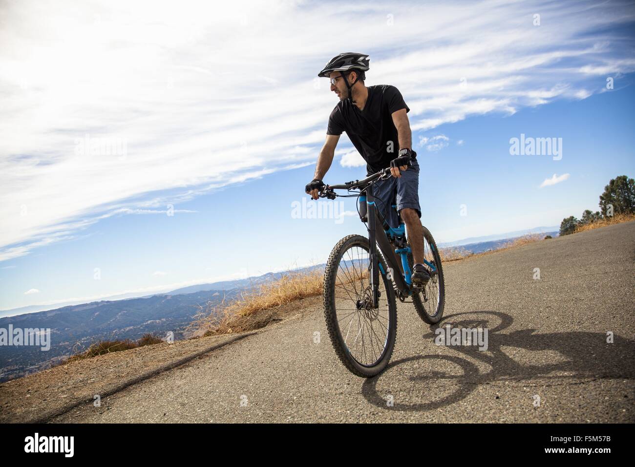 Junge männliche Mountainbiker betrachten aus Landstraße, Mount Diablo, Bay Area, Kalifornien, USA Stockfoto