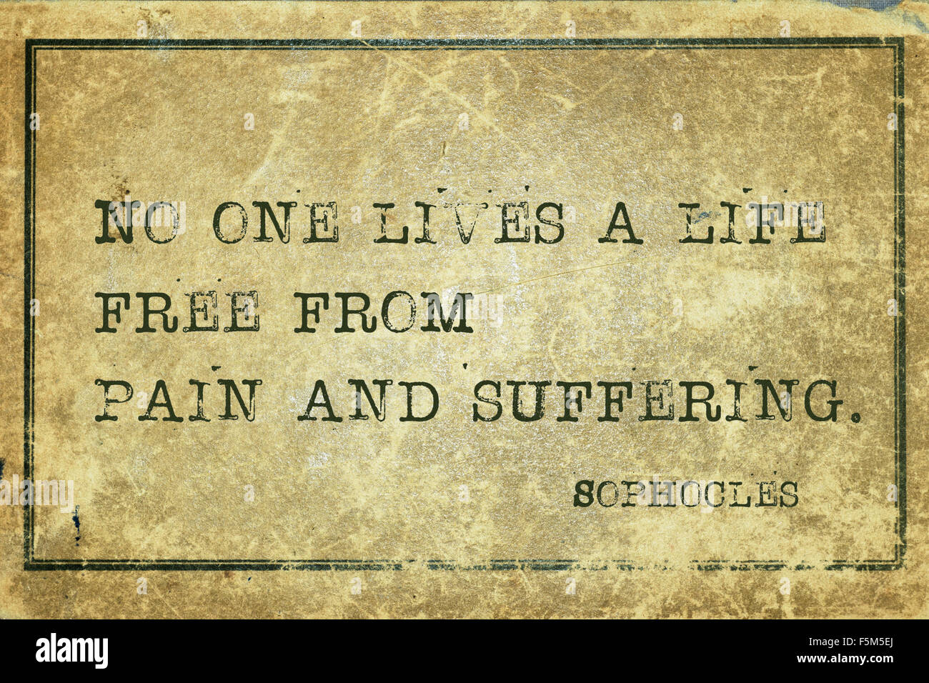 Niemand lebt ein Leben frei von Schmerz und Leid - der griechische Philosoph Sophokles Zitat auf Grunge Vintage Karton gedruckt Stockfoto