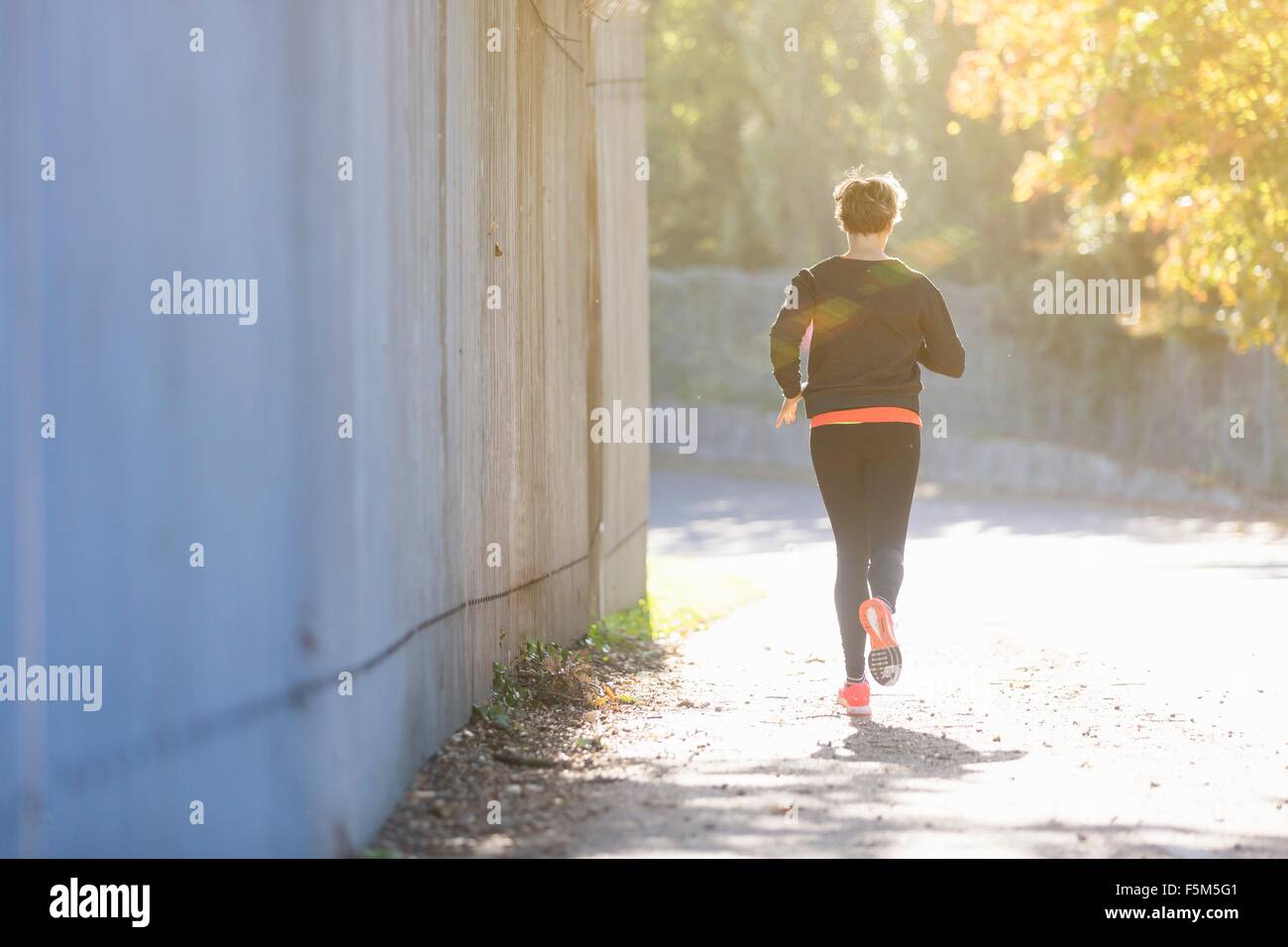 Reife Frau läuft, im Freien, Rückansicht Stockfoto