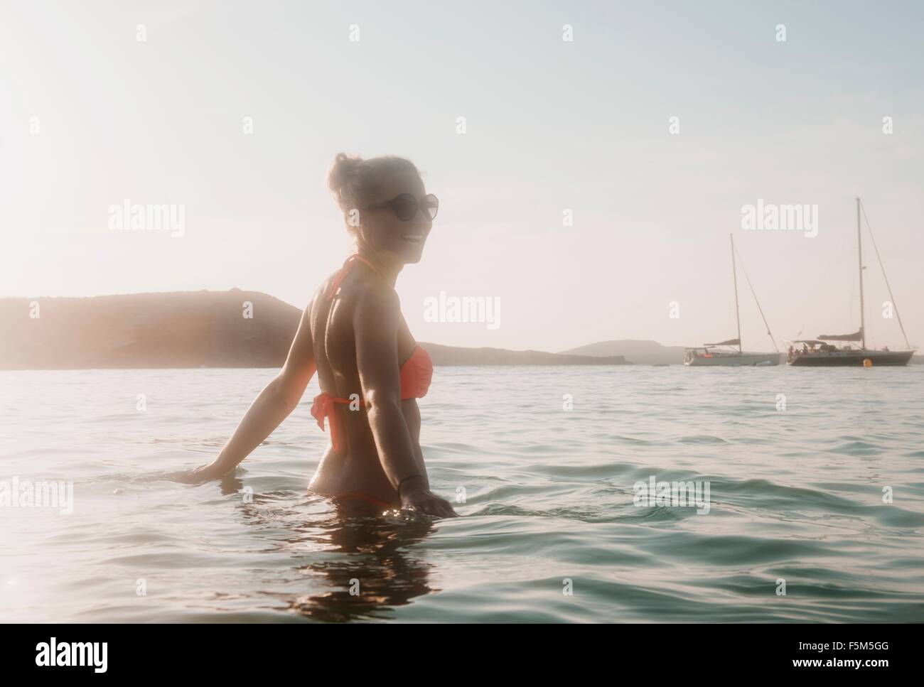Mitte Erwachsene Frau waten im Meer, Menorca, Balearen, Spanien Stockfoto