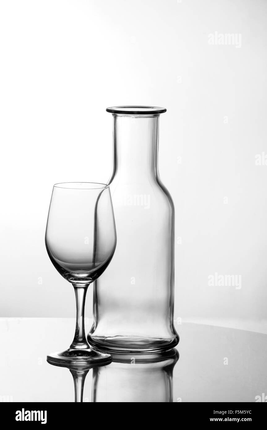 Leere Weinglas mit Flasche Stockfoto
