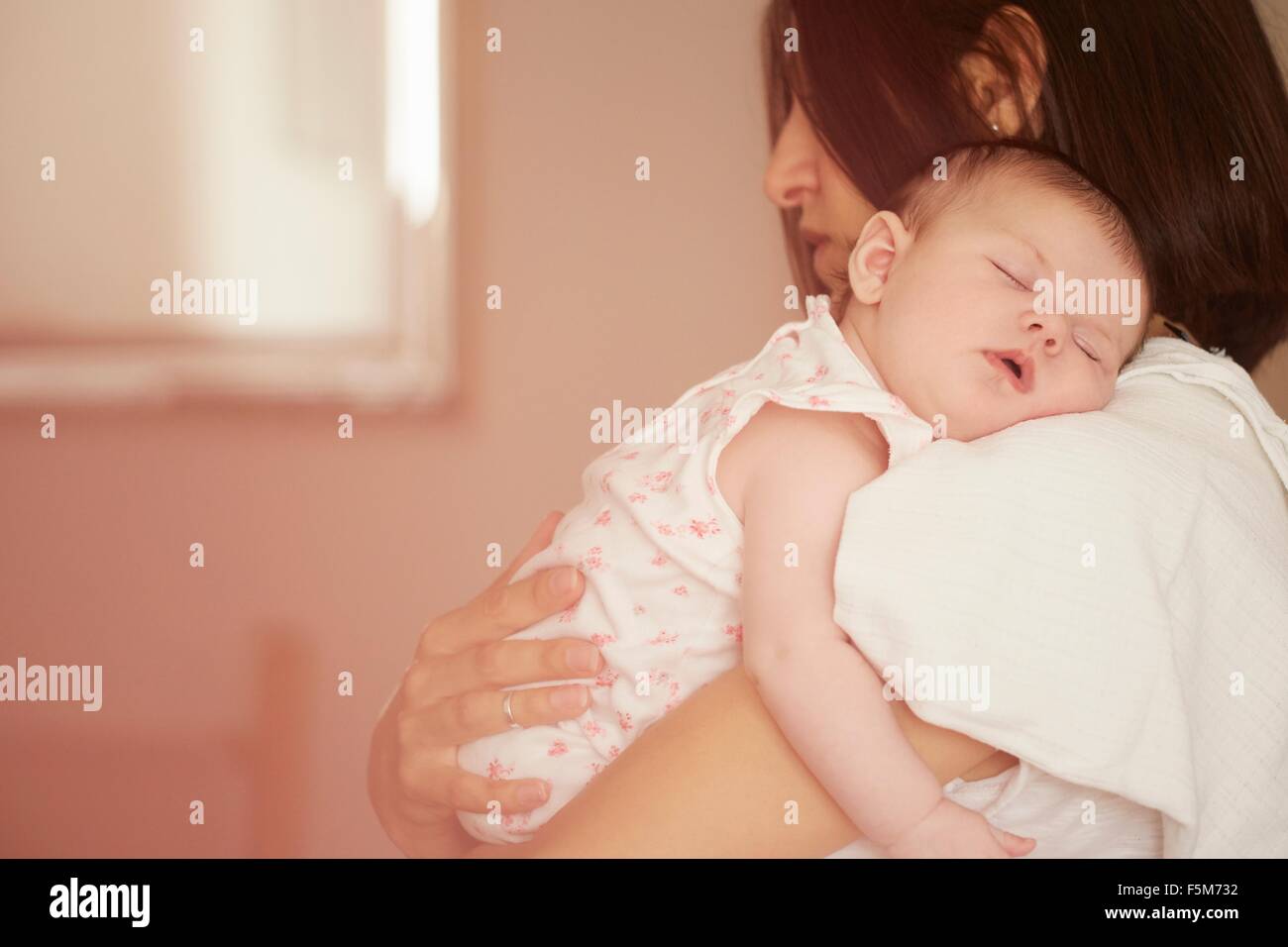 Mutter mit schlafenden baby Stockfoto