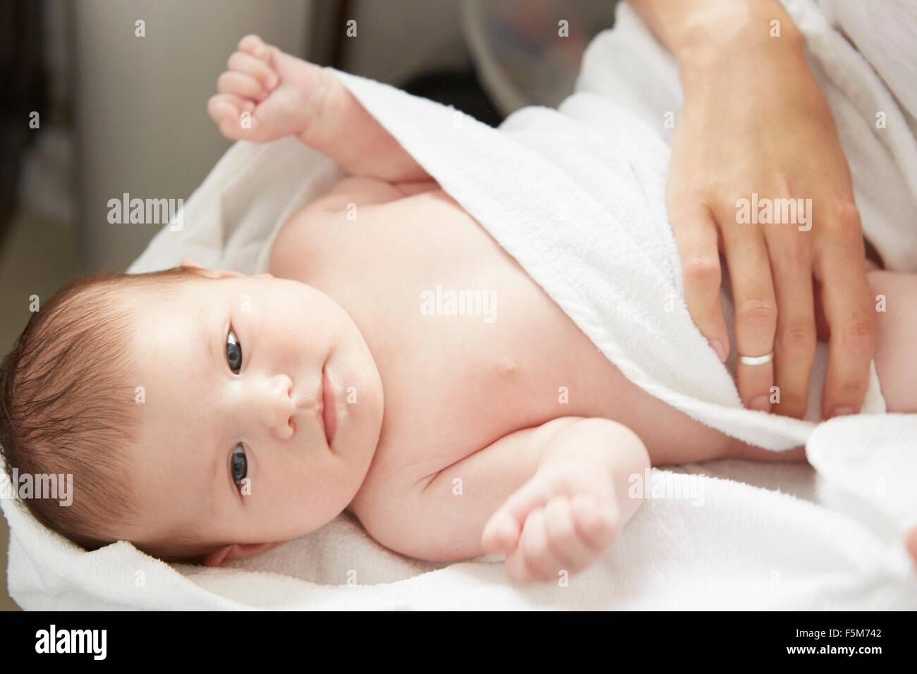 Mutter Baby Wickeln Mit Decke Im Bett Stockfotografie Alamy
