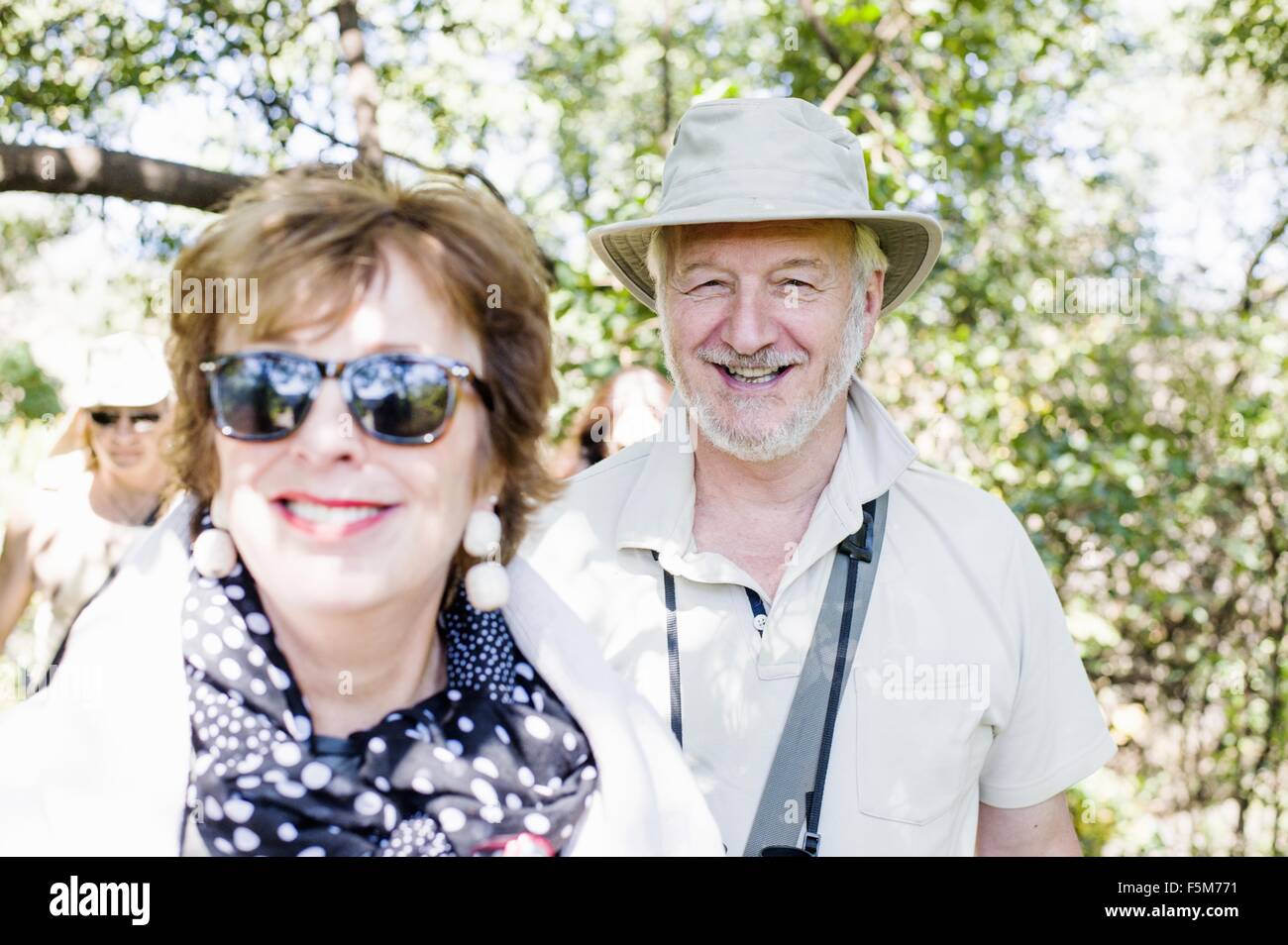 Porträt der ältere Mann und Frau auf Safari in Sambia Stockfoto