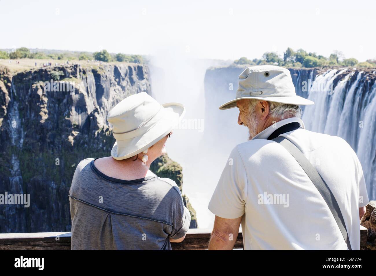 Paar auf der Suche nach Victoria Falls, Sambia Stockfoto