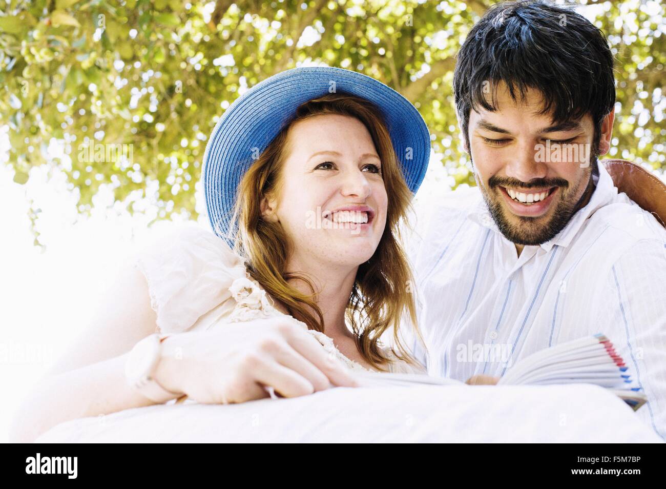 Paar lesen Ratgeber in der Safari Lodge, Kafue Nationalpark, Sambia Stockfoto