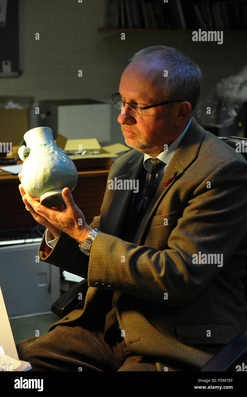 Peter Francis Auktionatoren, alte Bahnhofstraße. Eine chinesische Vase mit einem Richtpreis von £150 verkauft für eine erstaunliche £114,500 Stockfoto