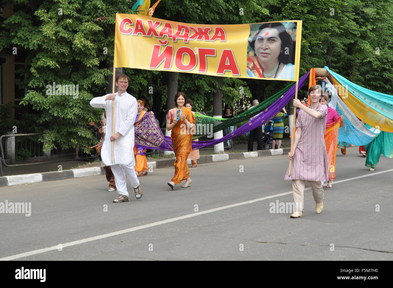 Kovrov, Russland. 11. Juni 2011. Parade zu Ehren des Geburtstages der Stadt Kovrov. Anhänger der Lehren von Sahaja Yoga Stockfoto