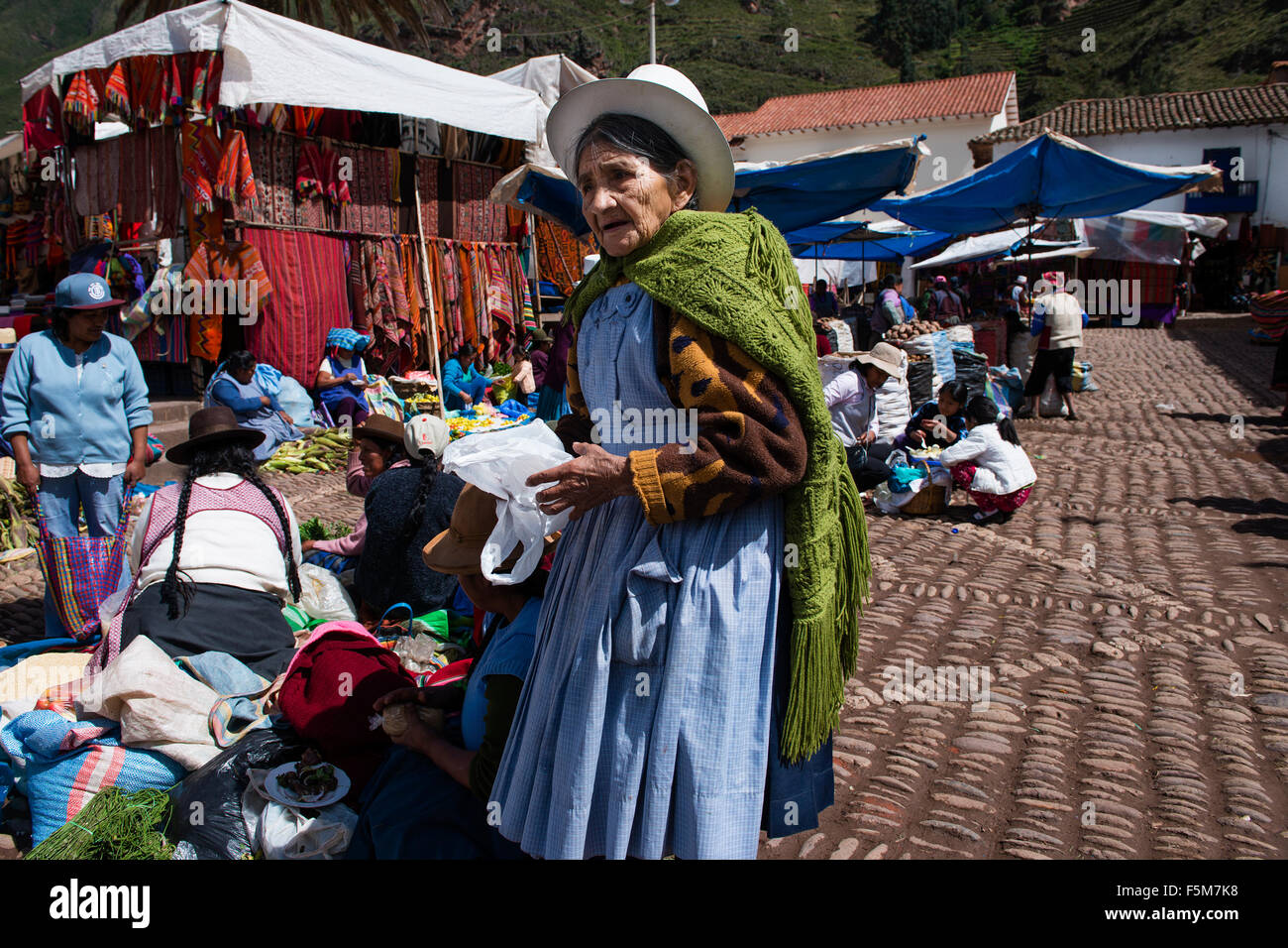 Pisac, Peru - Dezember 2013: Frau auf einem Markt in der Stadt von Pisac, im Heiligen Tal. Stockfoto