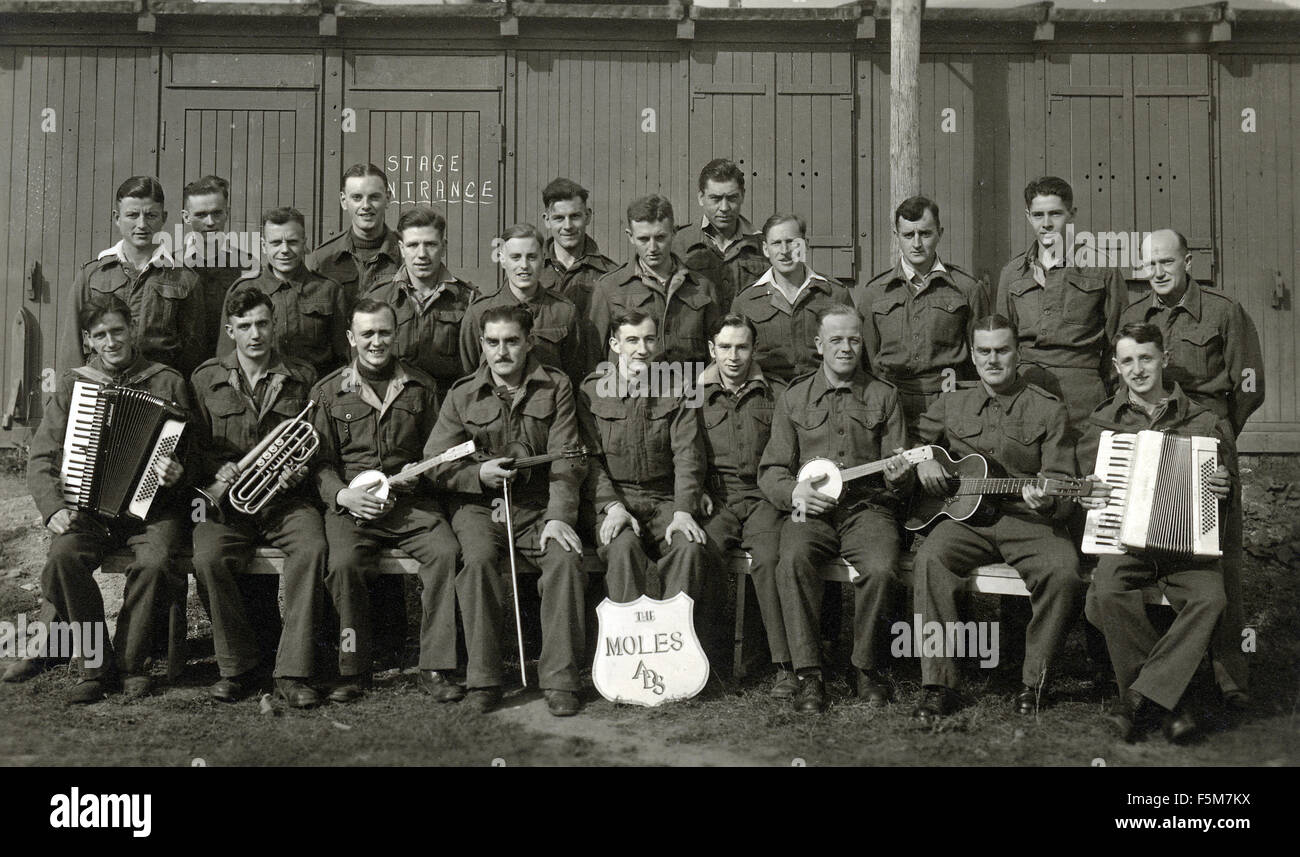 Gruppe von britischen und Commonwealth Kriegsgefangenen mit Musikinstrumenten in Stalag V111 ein in Deutschland. Stockfoto