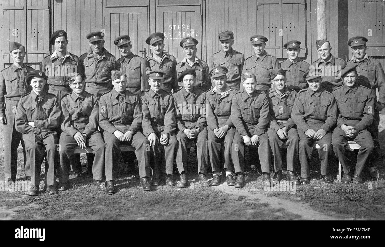 Gruppe von britischen und Commonwealth Kriegsgefangenen außerhalb ihrer provisorischen Theater im Stalag V111A in Deutschland. Stockfoto
