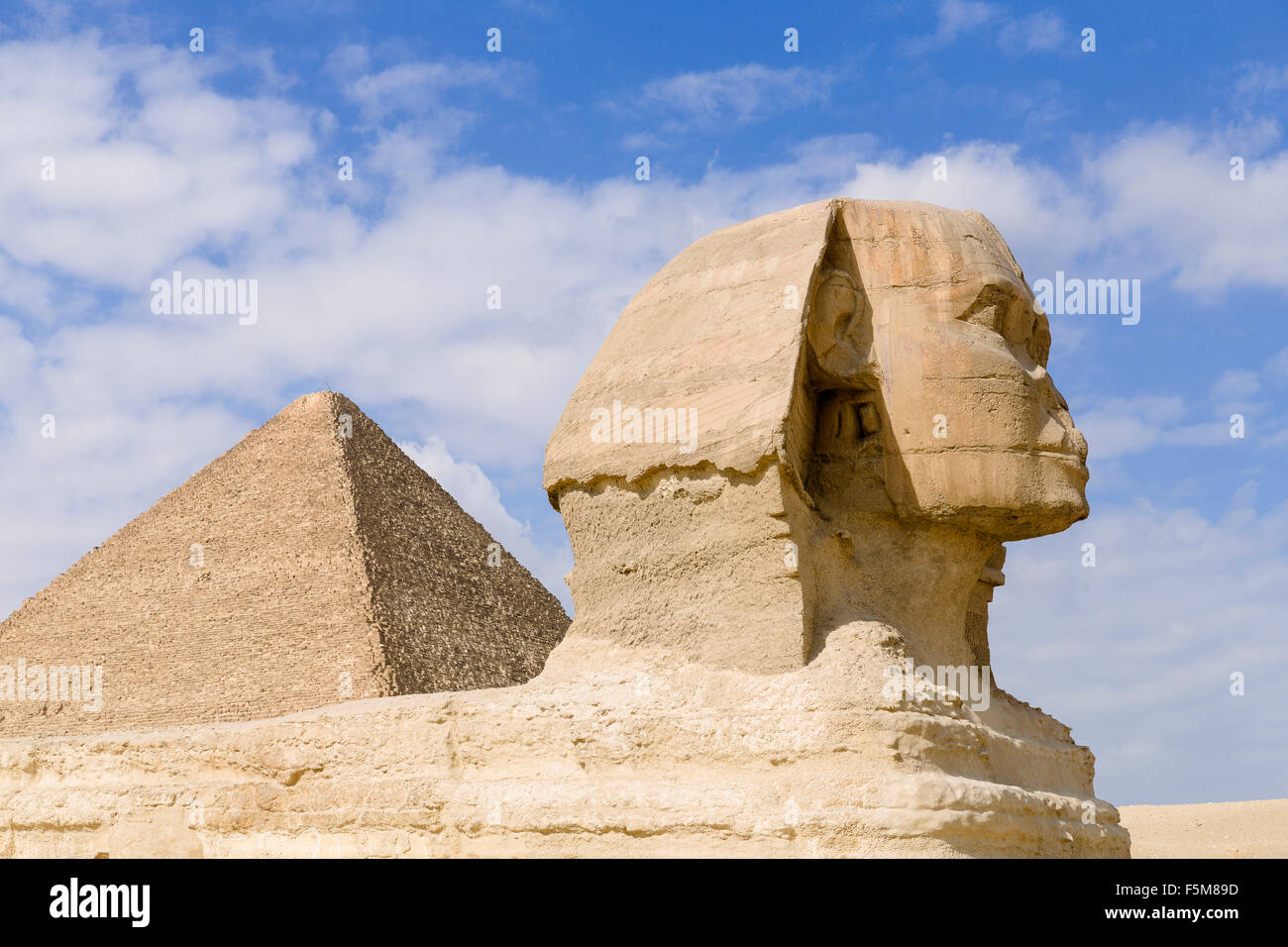 Ägypten, Kairo: die große Sphinx und die Pyramiden von Gizeh (auch bekannt als die Pyramide von Khufu oder der Pyramide des Cheops) Stockfoto