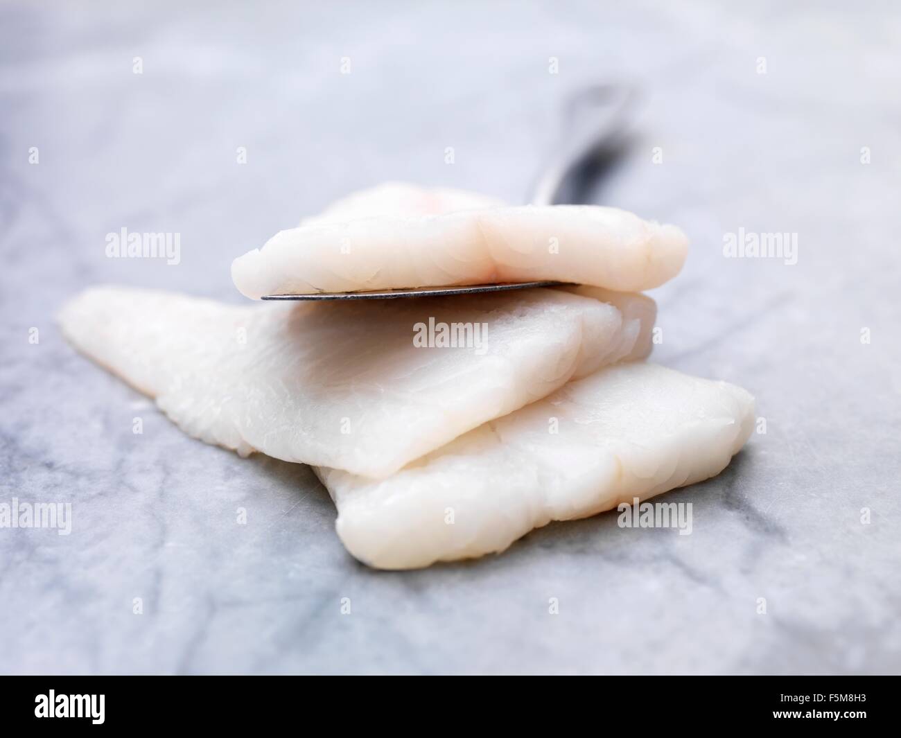 Erhöhte Ansicht des Haufens von rohen isländische Kabeljau auf Marmor Stockfoto