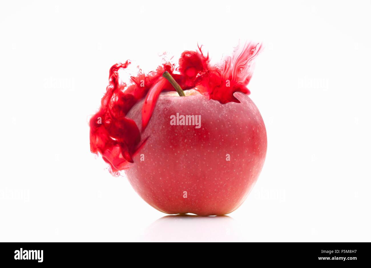 Roter Apfel mit entsprechenden farbigen digitalen platzen-Effekt Stockfoto