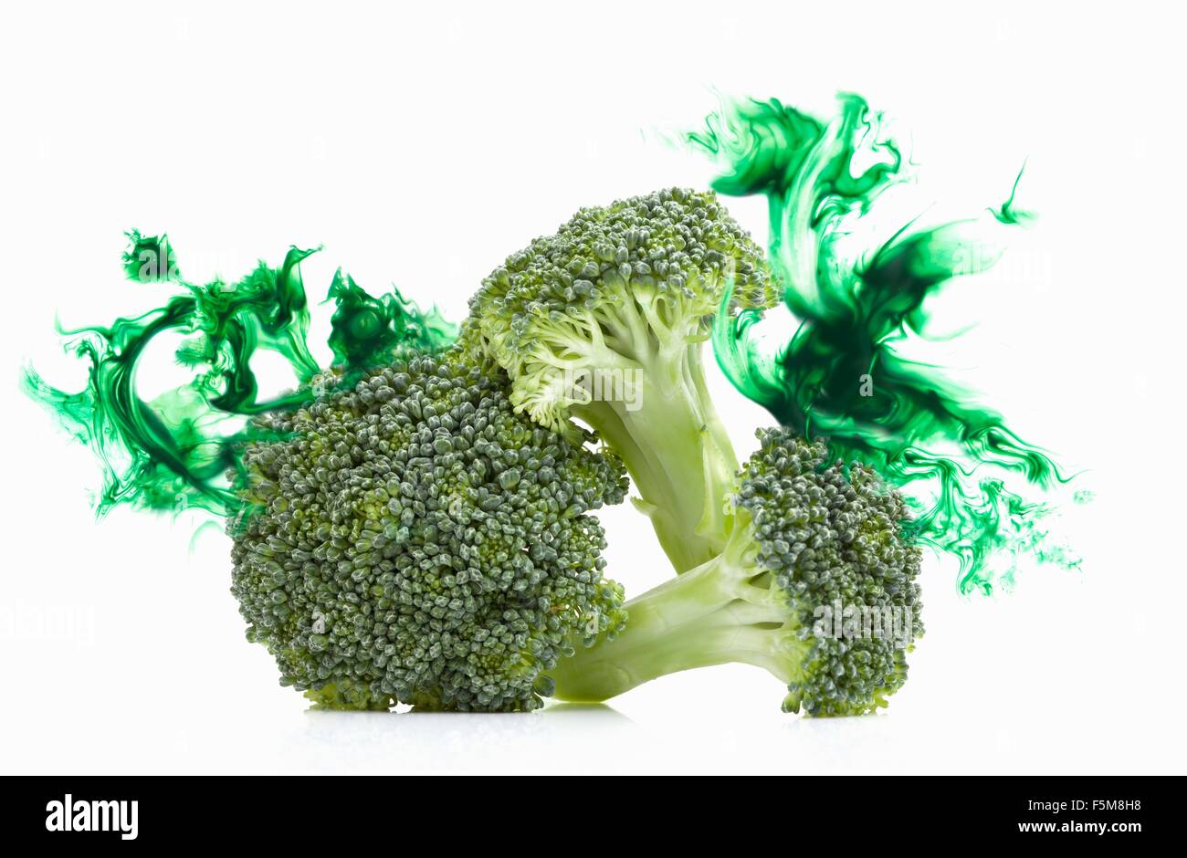 Brokkoli-Stiele mit entsprechenden farbigen digitalen Burst-Effekt Stockfoto